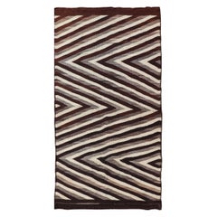 Grand tapis tribal Navajo ancien avec grand motif zigzag en marron et ivoire