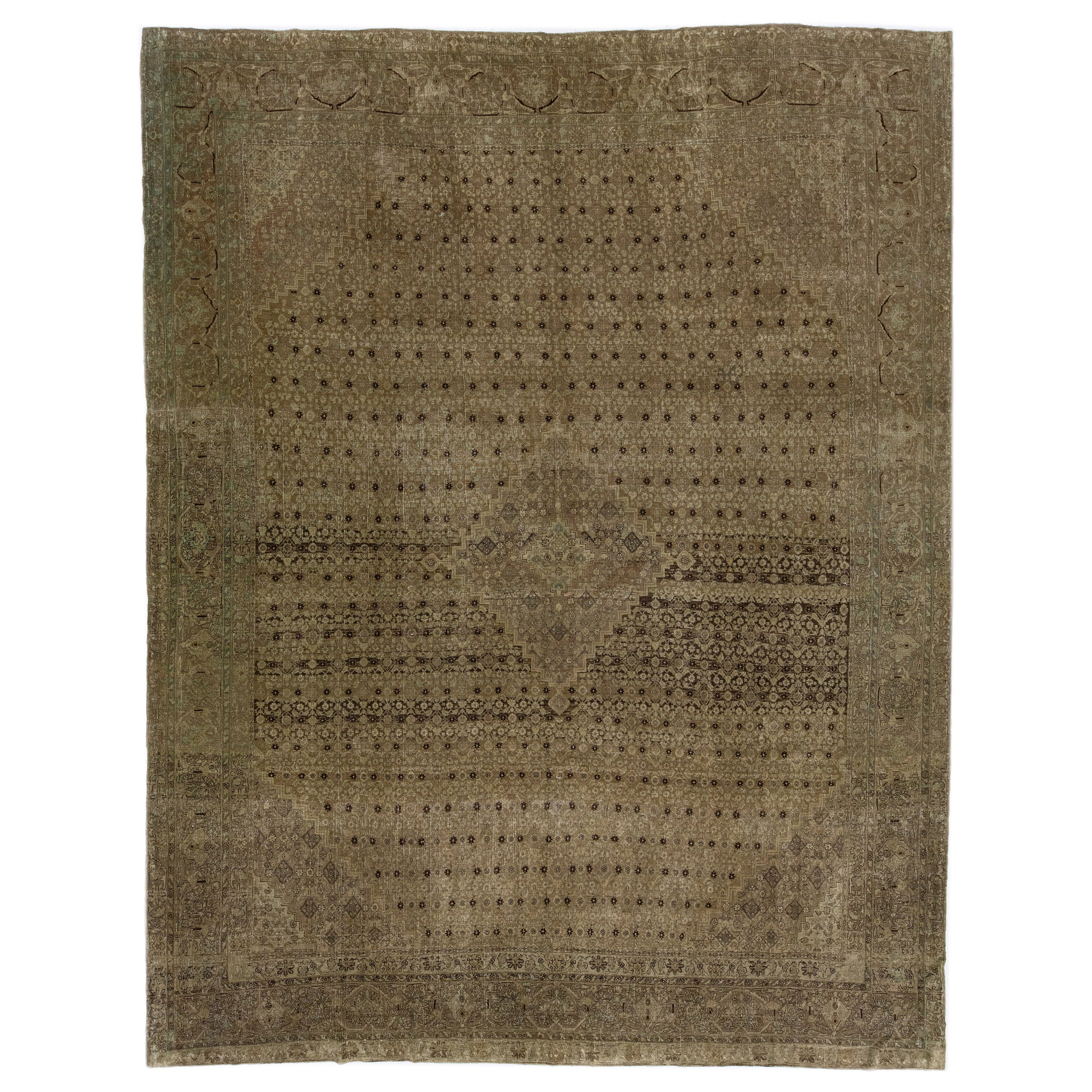 Tapis en laine Tabriz du 20e siècle, fait à la main, à motifs variés, de couleur marron  en vente