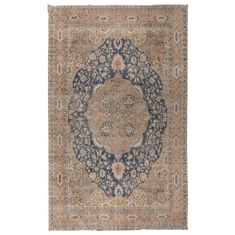 Fine Vintage Oriental Carpet, Traditional Handmade Wool Rug For Sale at