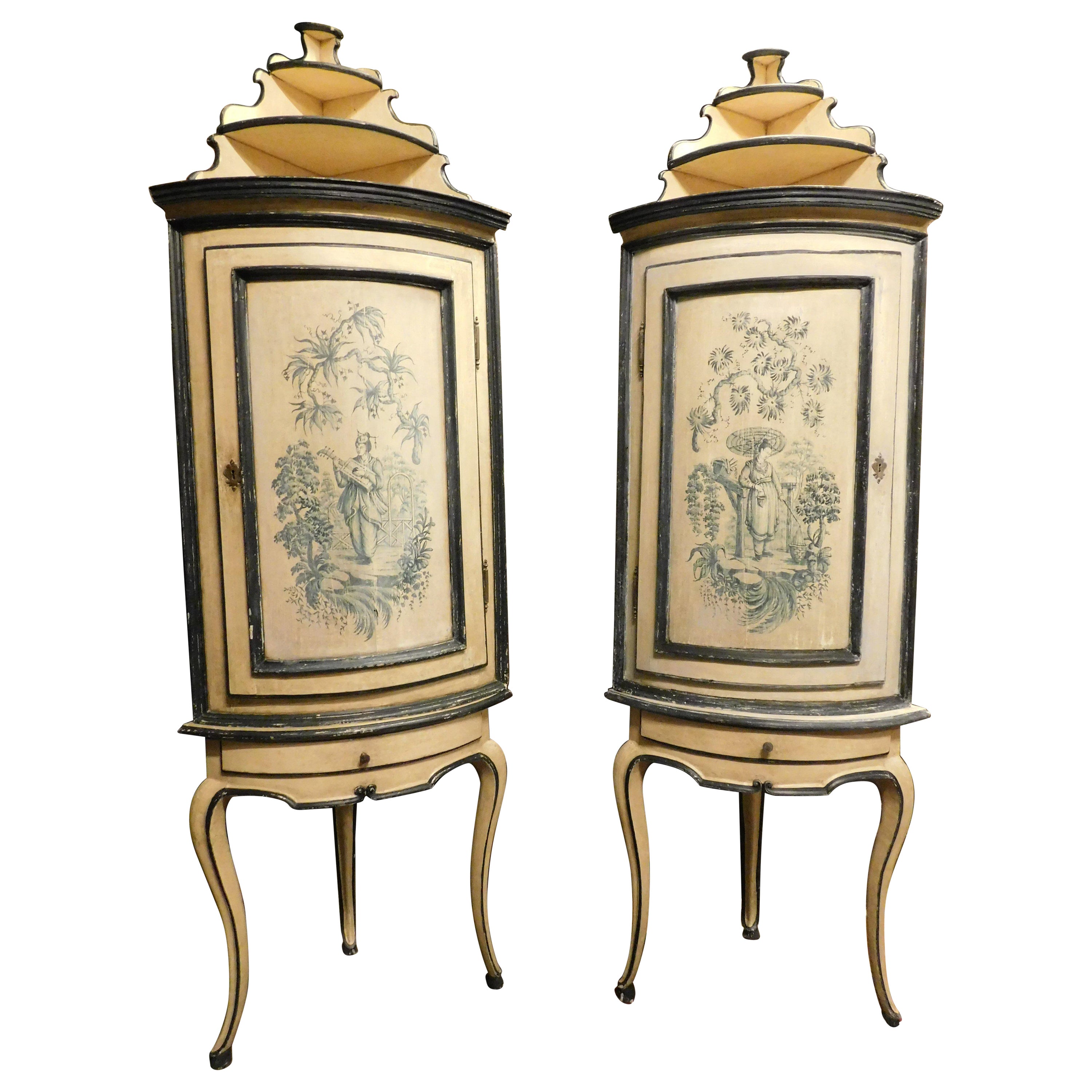 Paire d'armoires d'angle anciennes en bois laqué avec chinoiserie, 18ème siècle