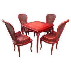 Ensemble de tables de jeu et fauteuils en bois rouge des années 1970