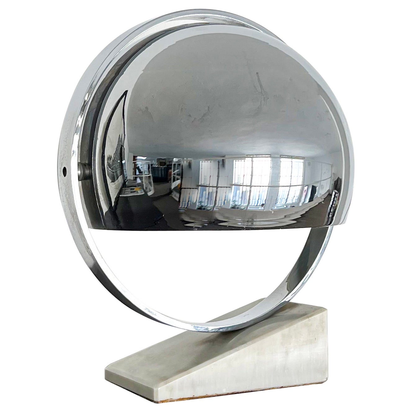 Lampe de table vintage de l'ère spatiale avec base en marbre et abat-jour tournant en métal chromé en vente