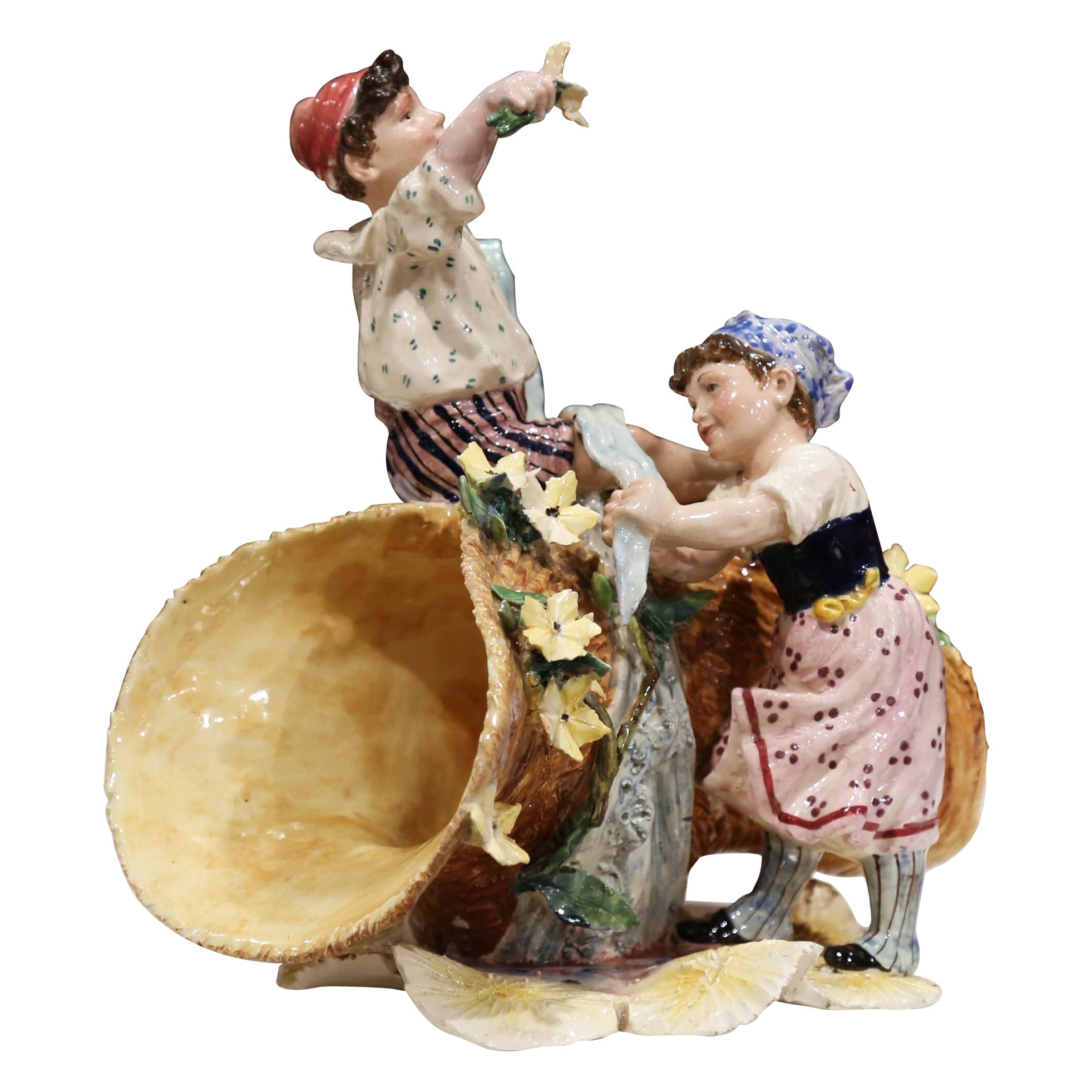 Französische Barbotine-Vase aus bemaltem Porzellan mit Kinderfiguren, frühes 20. Jahrhundert im Angebot