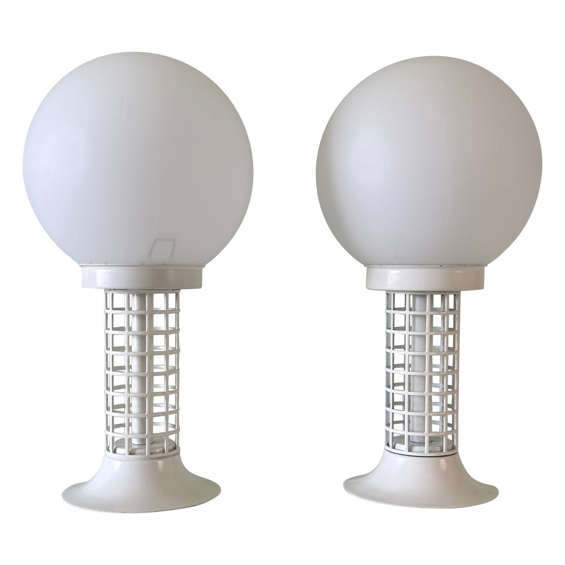 Paire de lampes de bureau à globe modernistes blanches vintage en vente