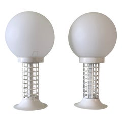Ein Paar weiße modernistische Globus-Tischlampen im Vintage-Stil