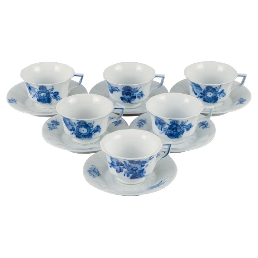 Royal Copenhagen, eckige blaue Blumenschale, sechs Kaffeebecher mit sechs Untertassen.