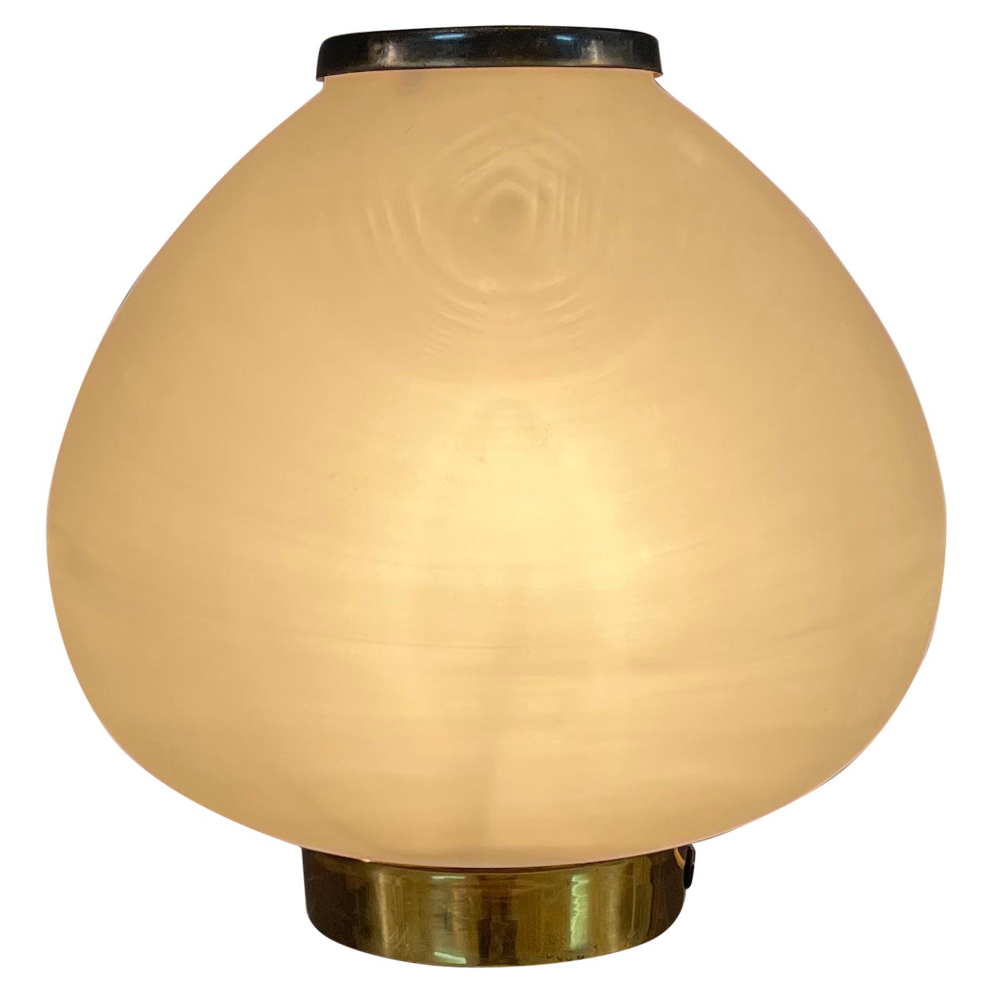 Diese Lampe ist sehr selten und wichtig.
Es hat seine ursprüngliche Label unter dem Sockel 