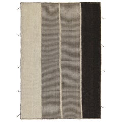 Kilim personnalisé de Rug & Kilim avec des rayures beige-brun, noires et blanc cassé