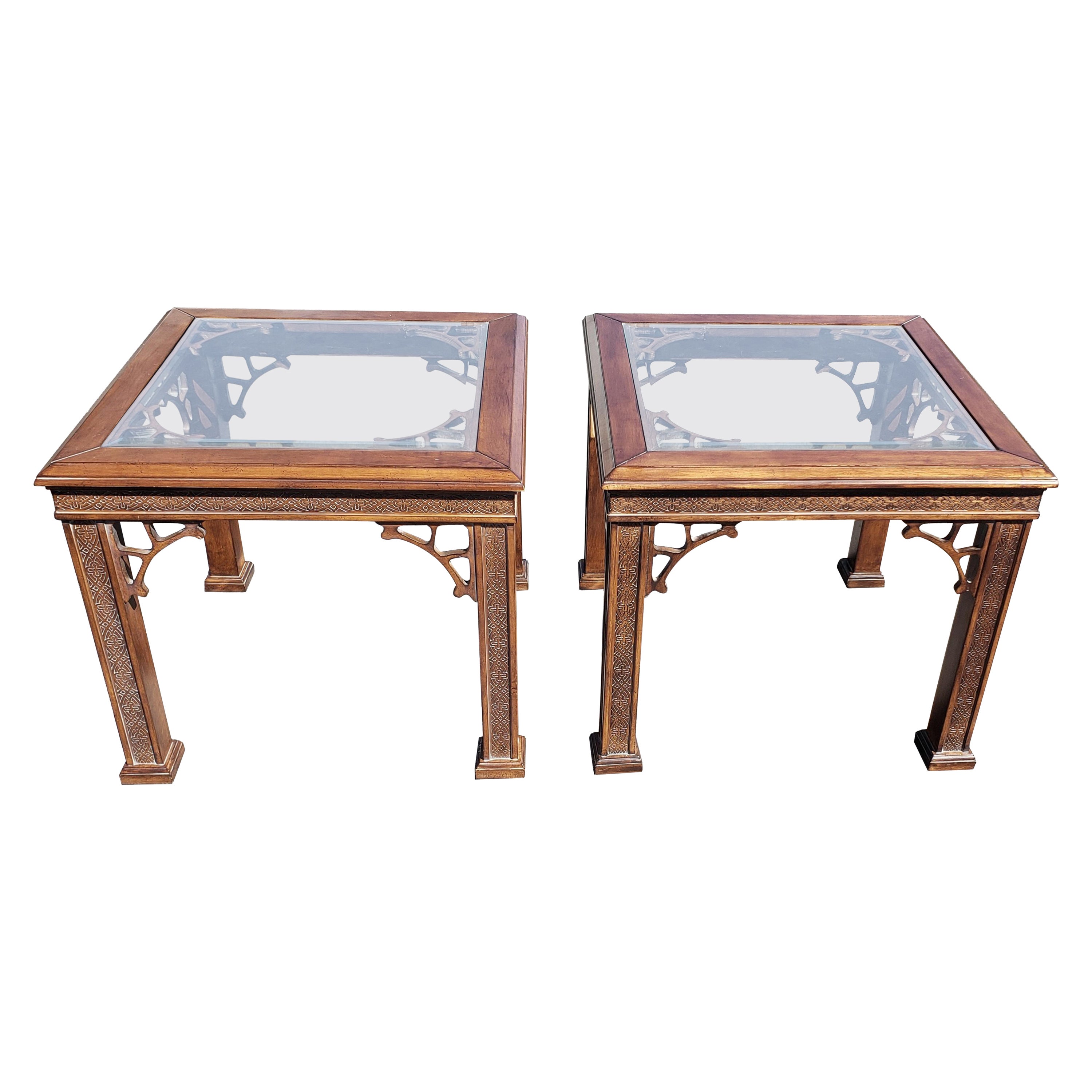 Paire de tables d'appoint chinoises Chippendale en bois fruitier et verre encastré