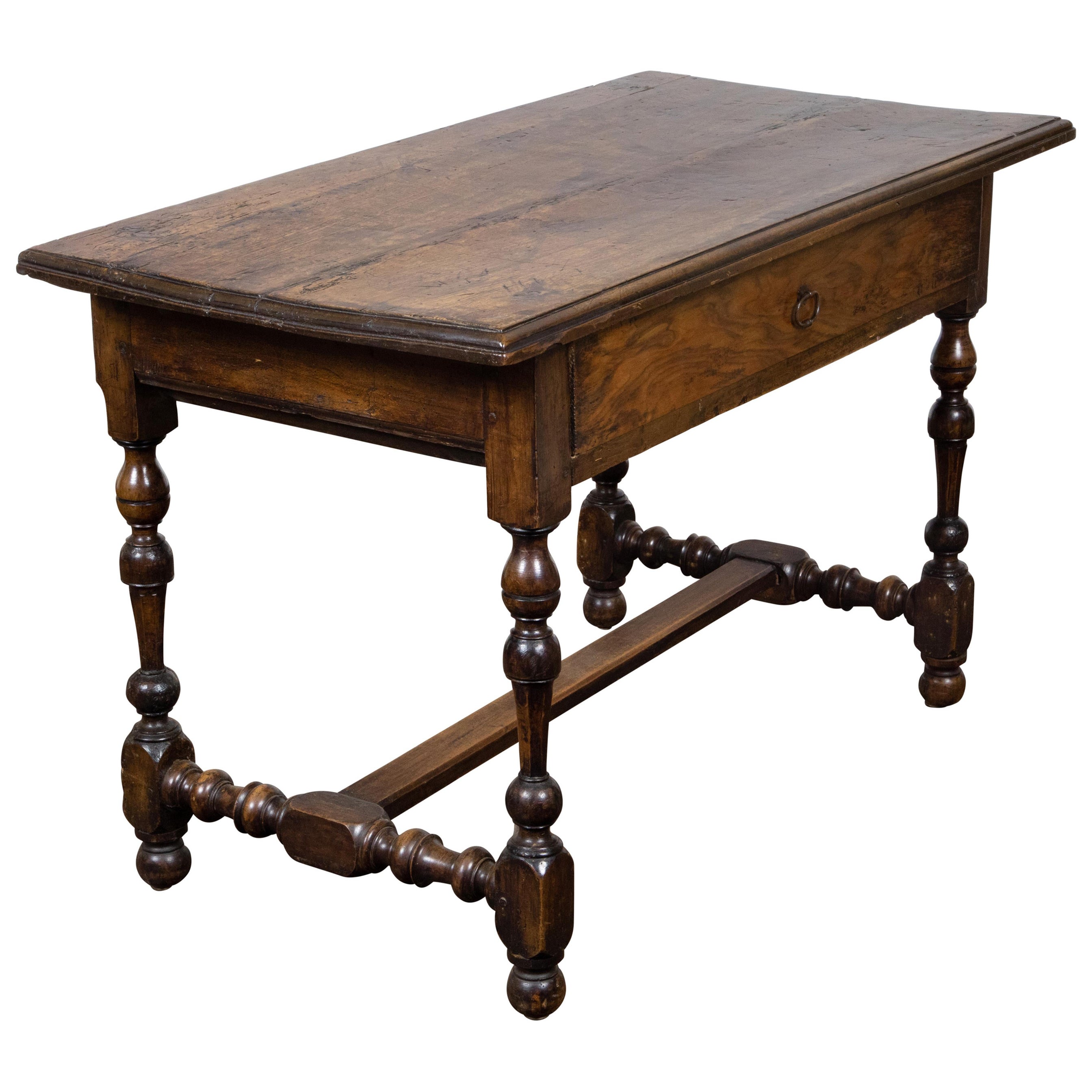 Mesa inglesa georgiana de nogal de 1800 con cajón y patas de balaustre torneadas