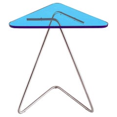 Mesa auxiliar triangular de Rita Kettaneh