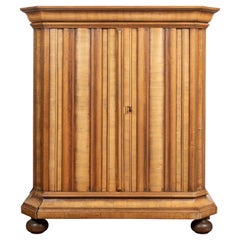 Armadio antico inglese in Wood con ante in legno ondulato, ripiani e chiavi