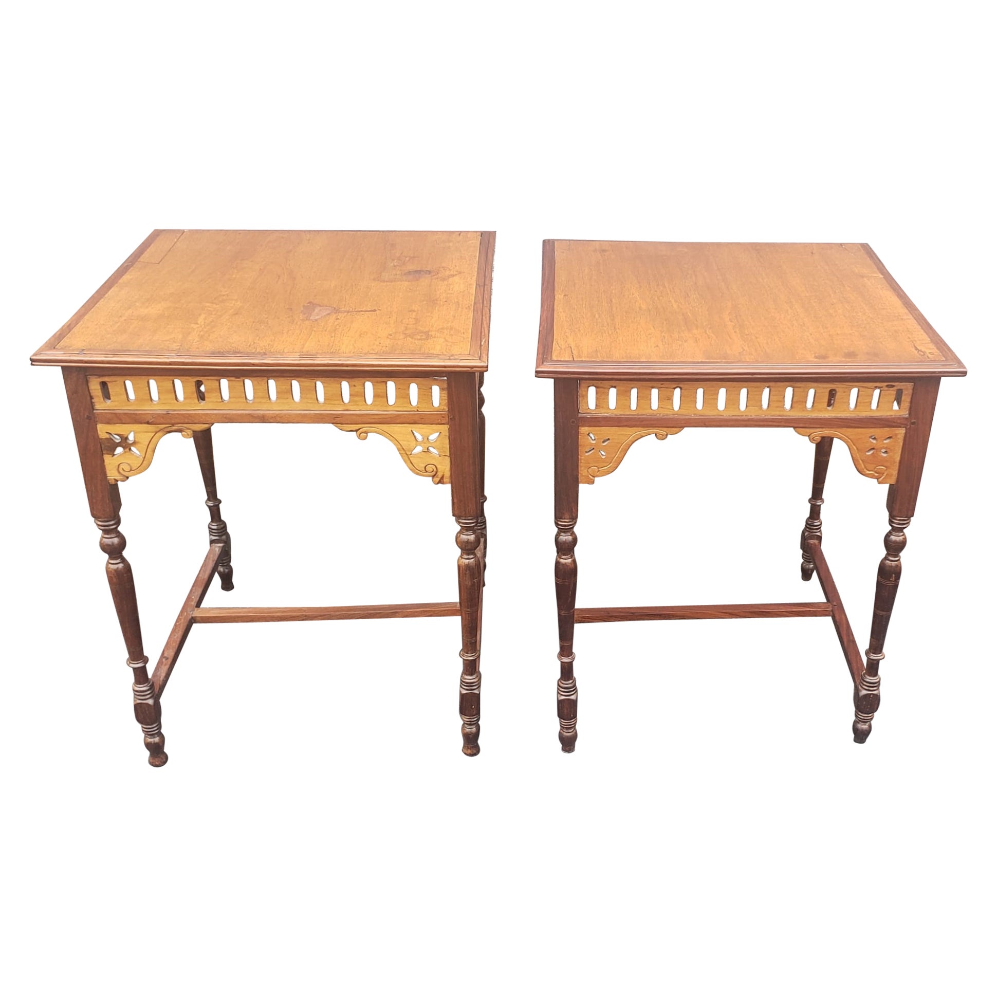 Paire de tables d'appoint carrées de style victorien anglo-indien en noyer et bois de rose