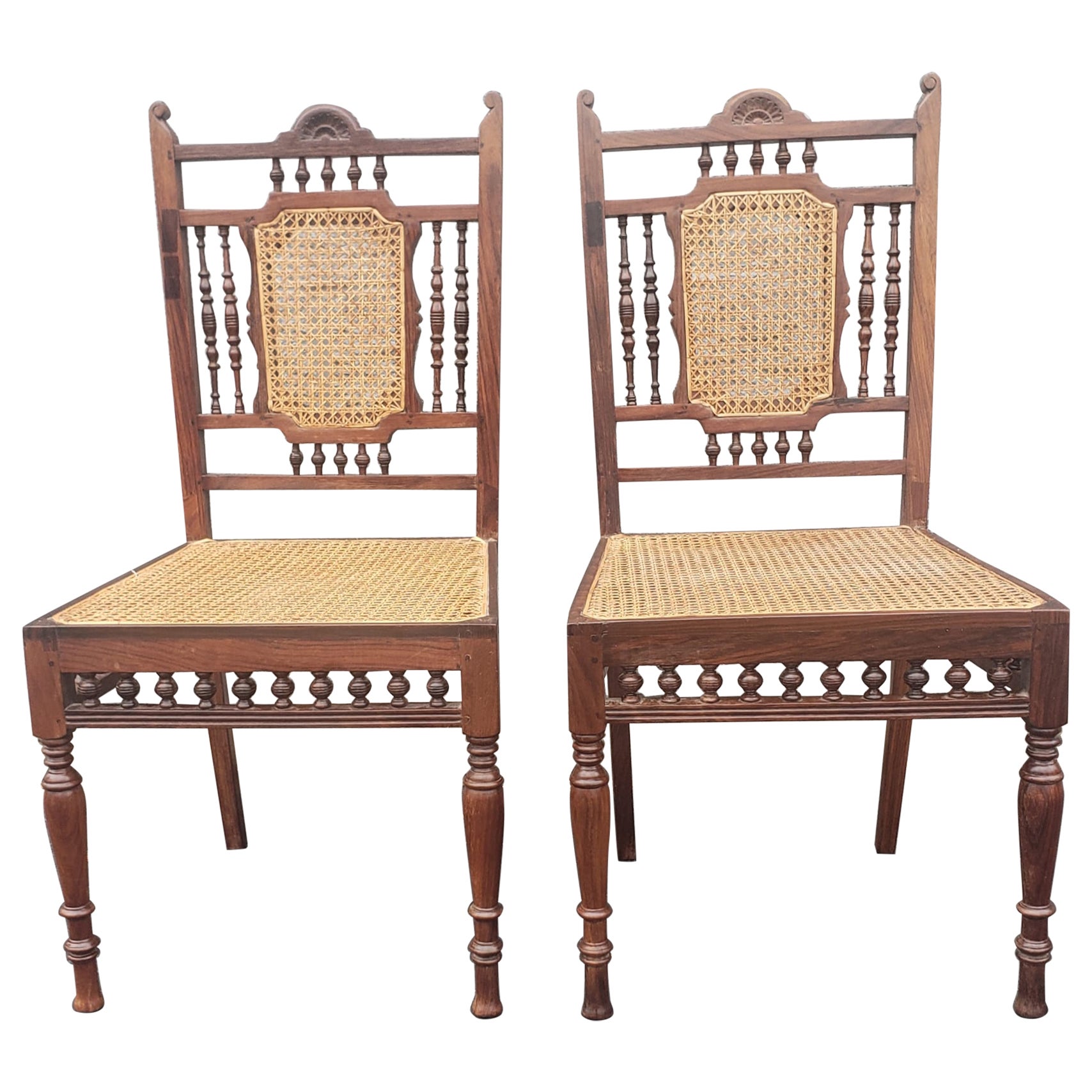 Paire de chaises d'appoint anglo-indiennes en bois dur et rotin avec assise et dossier en rotin