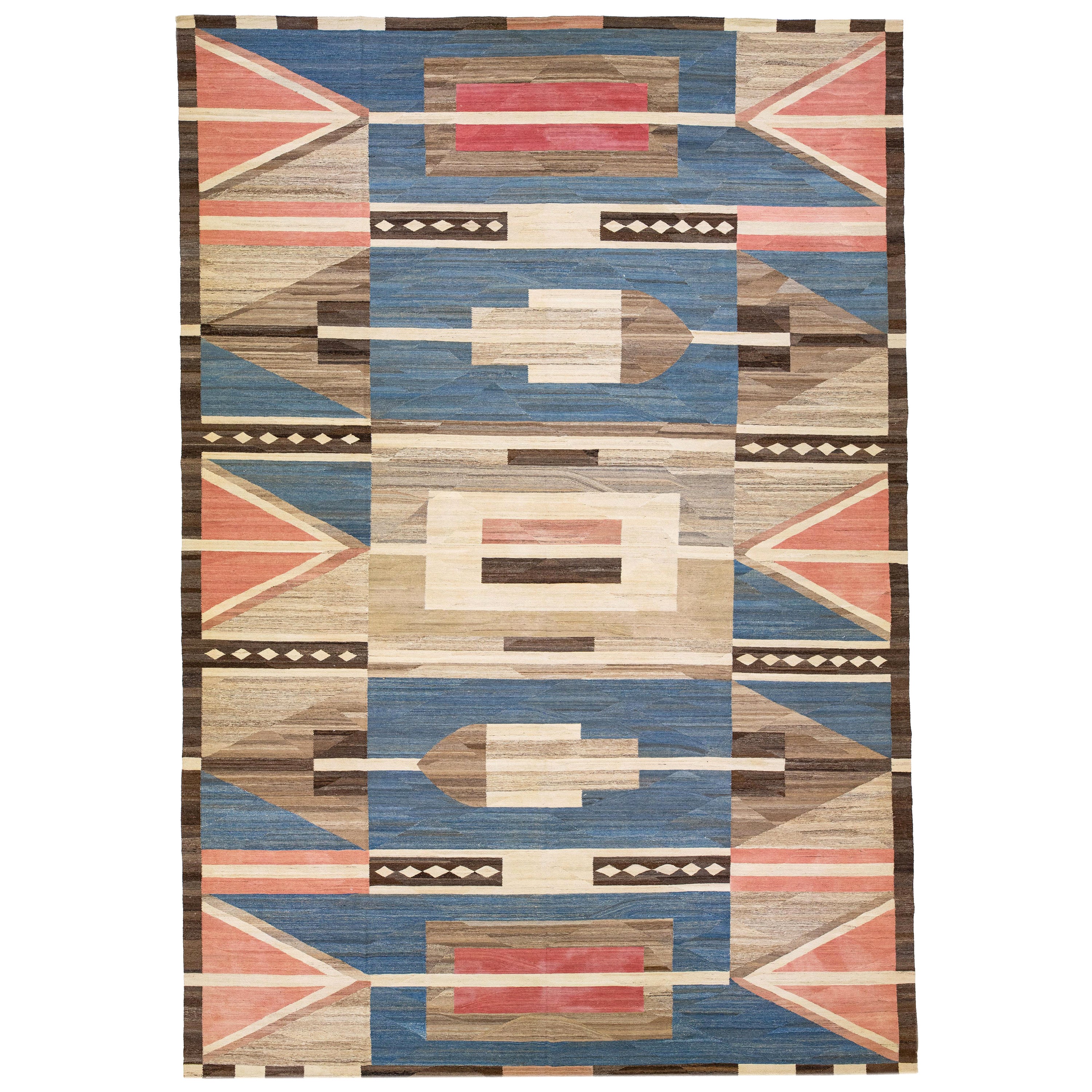 Tapis Kilim moderne multicolore en laine tissé à plat avec motif géométrique en vente