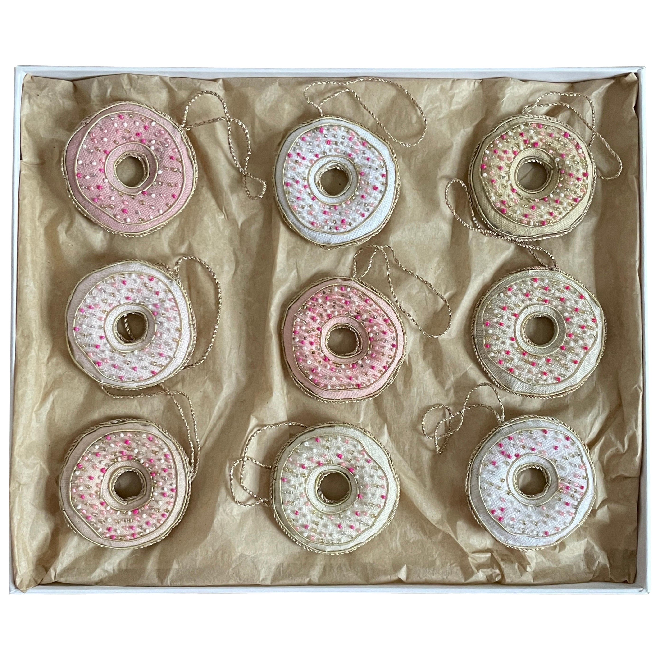 Lot de 9 ornements Donut en lin irlandais artisanal en édition limitée par Katie Larmour

Il s'agit d'un luxueux coffret d'ornements décoratifs fabriqués artisanalement avec de l'authentique lin irlandais, exclusif à 1stdibs. Ils sont spéciaux parce