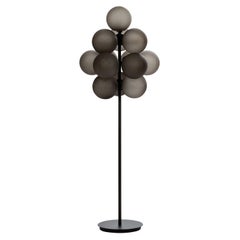 Grand lampadaire Stellar Grape gris fumé en forme d'assiette noire par Pulpo