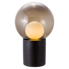 Boule-Stehlampe mit hohem rauchgrauem Opal und weißem Schwarz von Pulpo