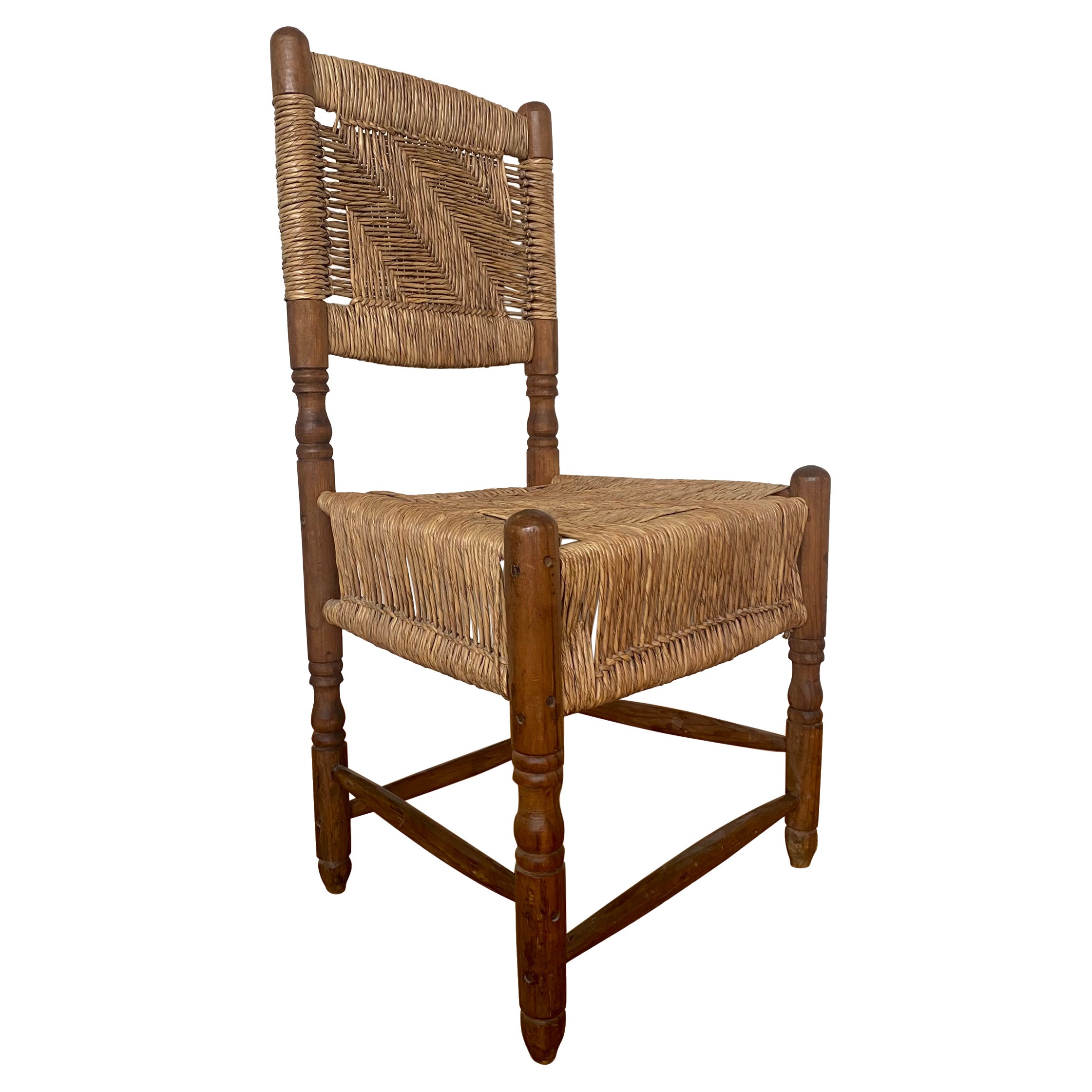 Rustikaler, Vintage-Holzstuhl aus Nordamerika mit geflochtenem Sitz.