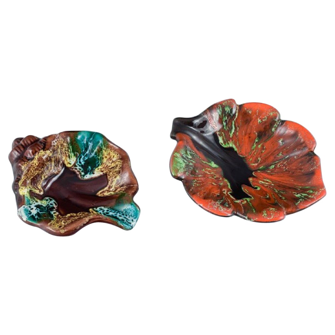 Vallauris, France, deux plats en forme de feuille dans des glaçures aux couleurs vives. Années 1960/70. en vente