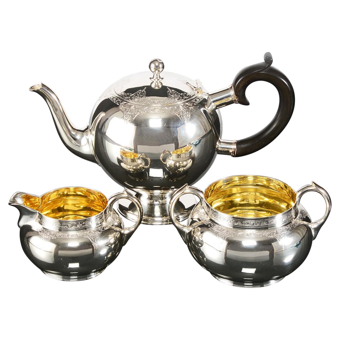 Dreiteiliges Teeset in Kugelform aus viktorianischem Silber im Angebot