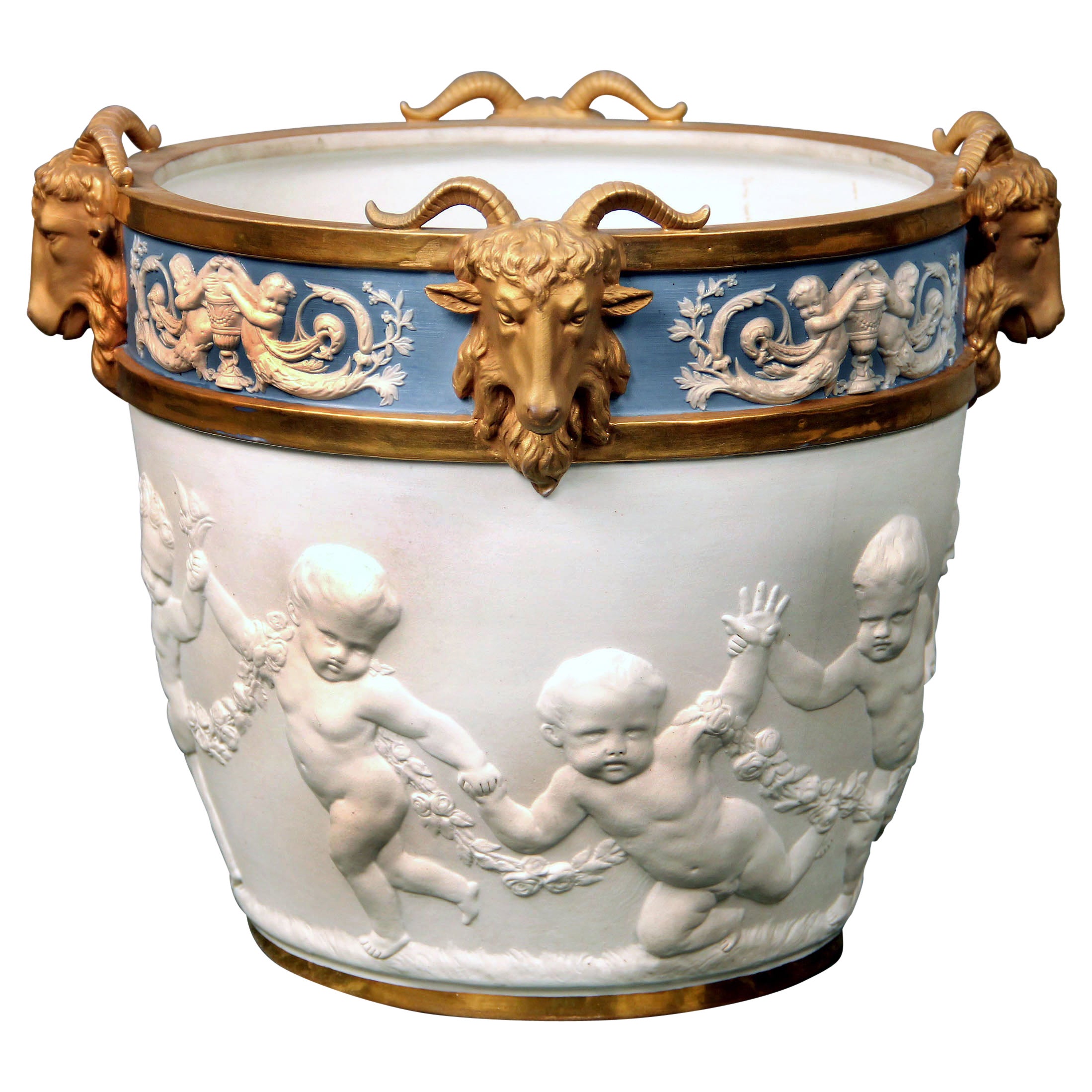 Jardinière en porcelaine de Dresde dorée au colis et biscuit de la fin du 19e siècle