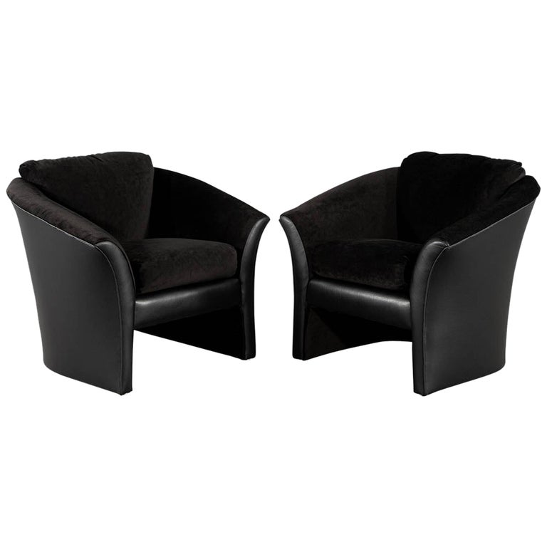 Pair of Black Leather Curved Lounge Chairs For Sale at 1stDibs