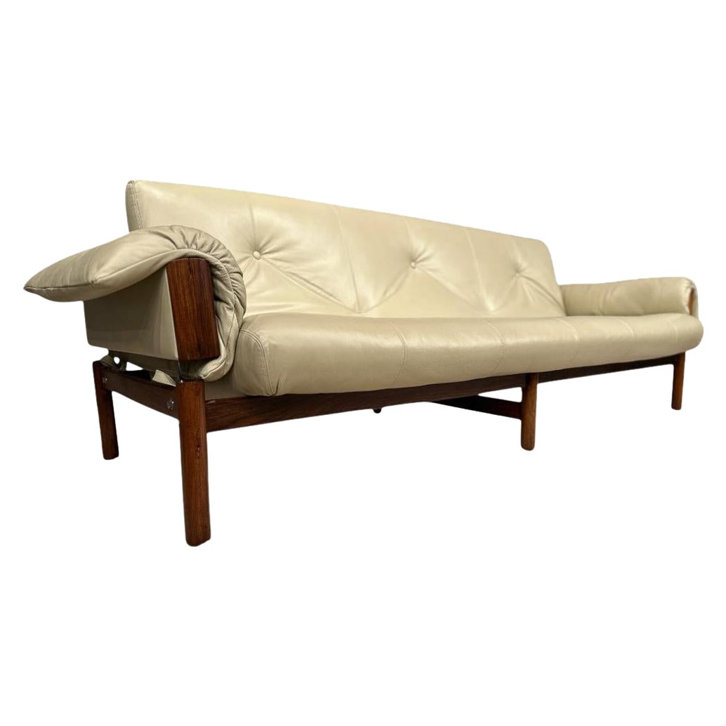 Brazilian Modern Sofa in Hardwood & Beige Leather,  Percival Lafer, 1967, Brasil