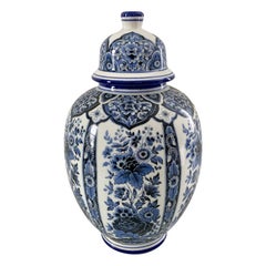 Jarra de jengibre de porcelana Chinoiserie azul y blanca de Ardalt Blue Delfia