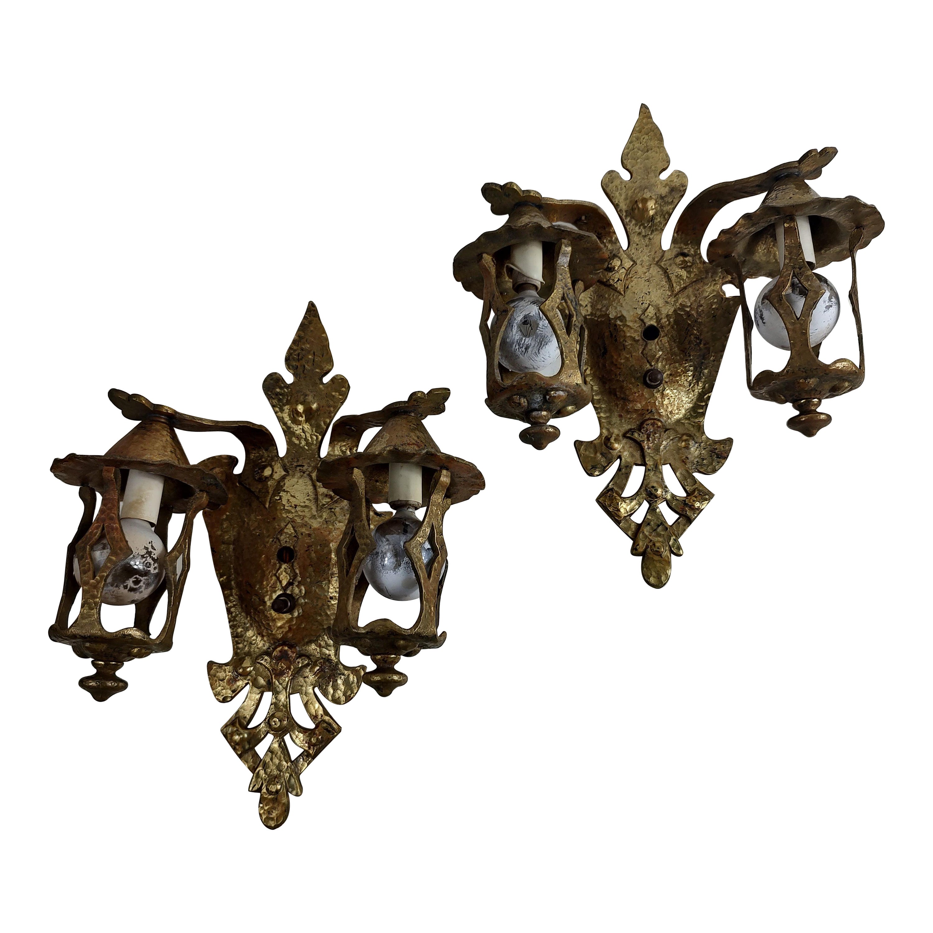 Early 20th Century Brass Arts & Crafts Hand-Hammered Wall Sconces  For Sale 1
