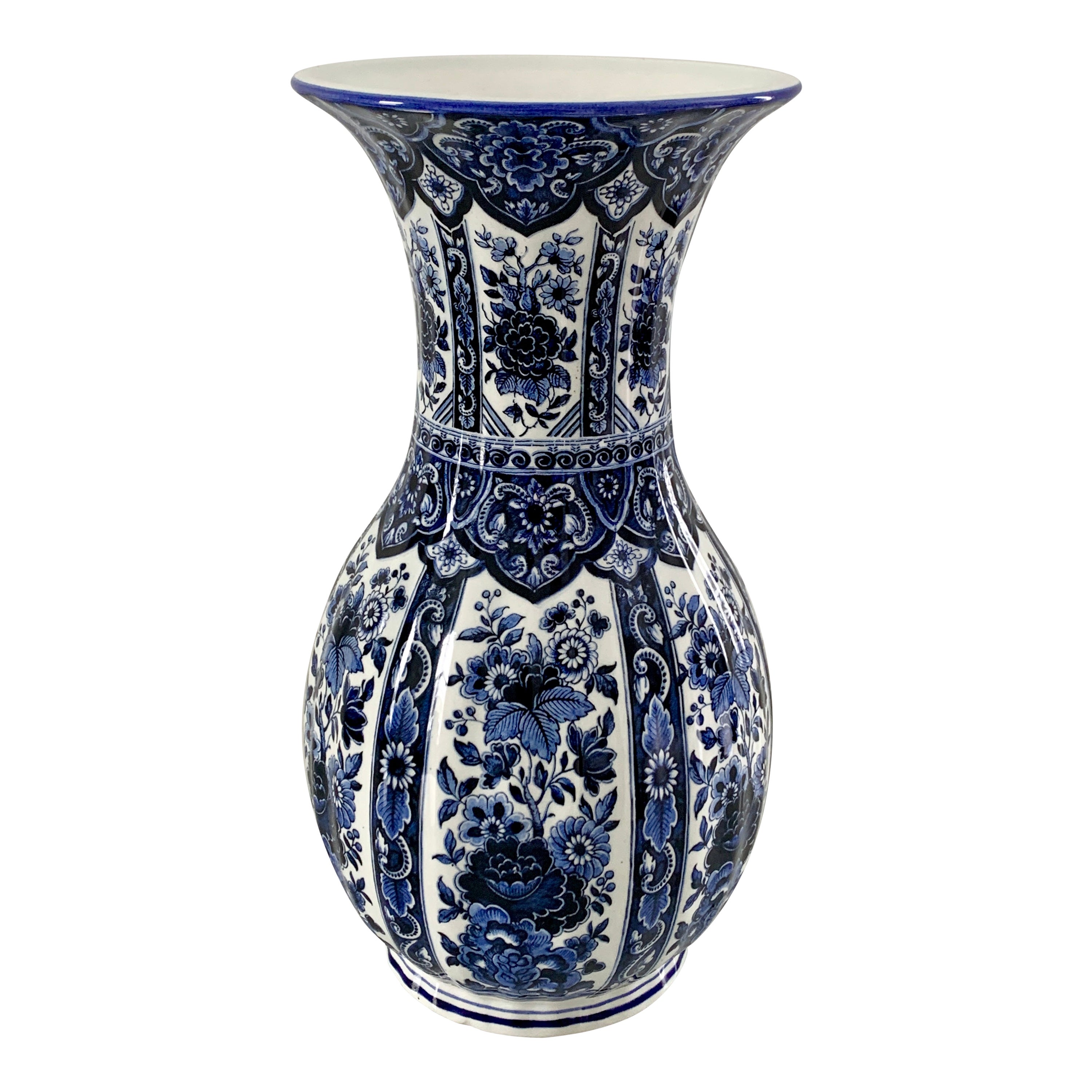 Vase en porcelaine de Delfts de style chinoiseries bleu et blanc en vente