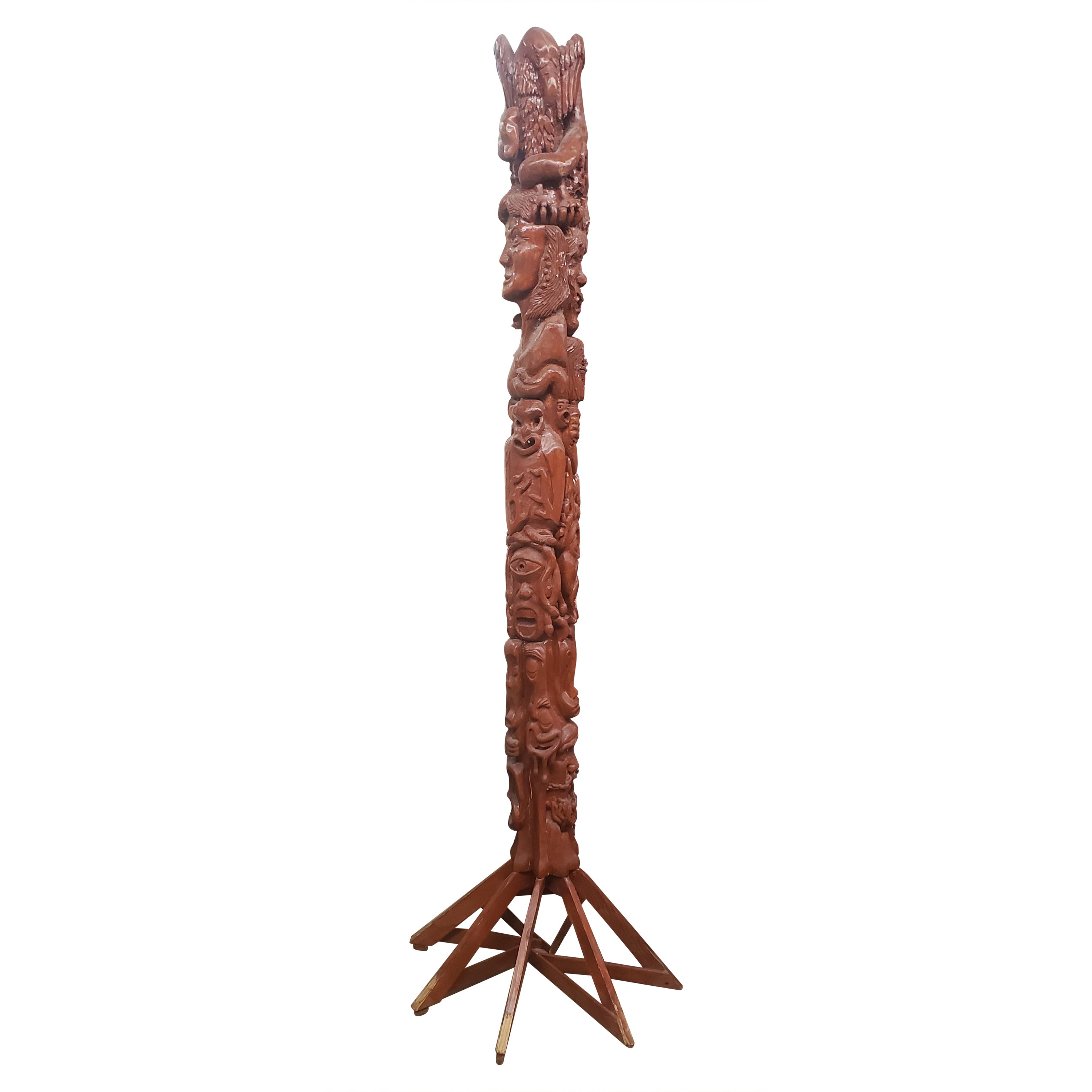 Grande palo totem in legno intagliato degli indiani del nord-ovest del XIX secolo