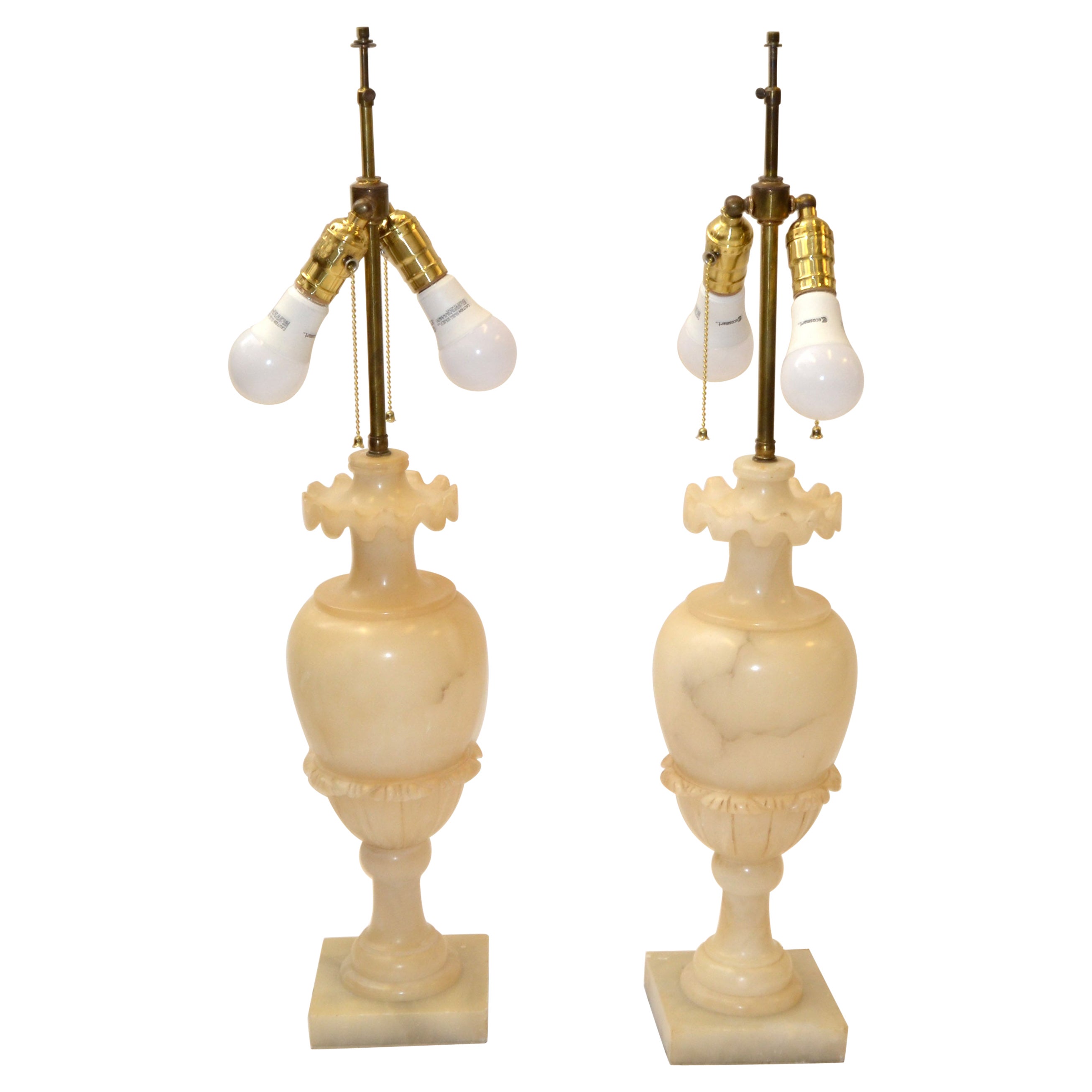 Paar handgeschnitzte Art-Déco-Tischlampen in Urnenform aus Alabaster mit doppelten Fassungen aus Messing  im Angebot