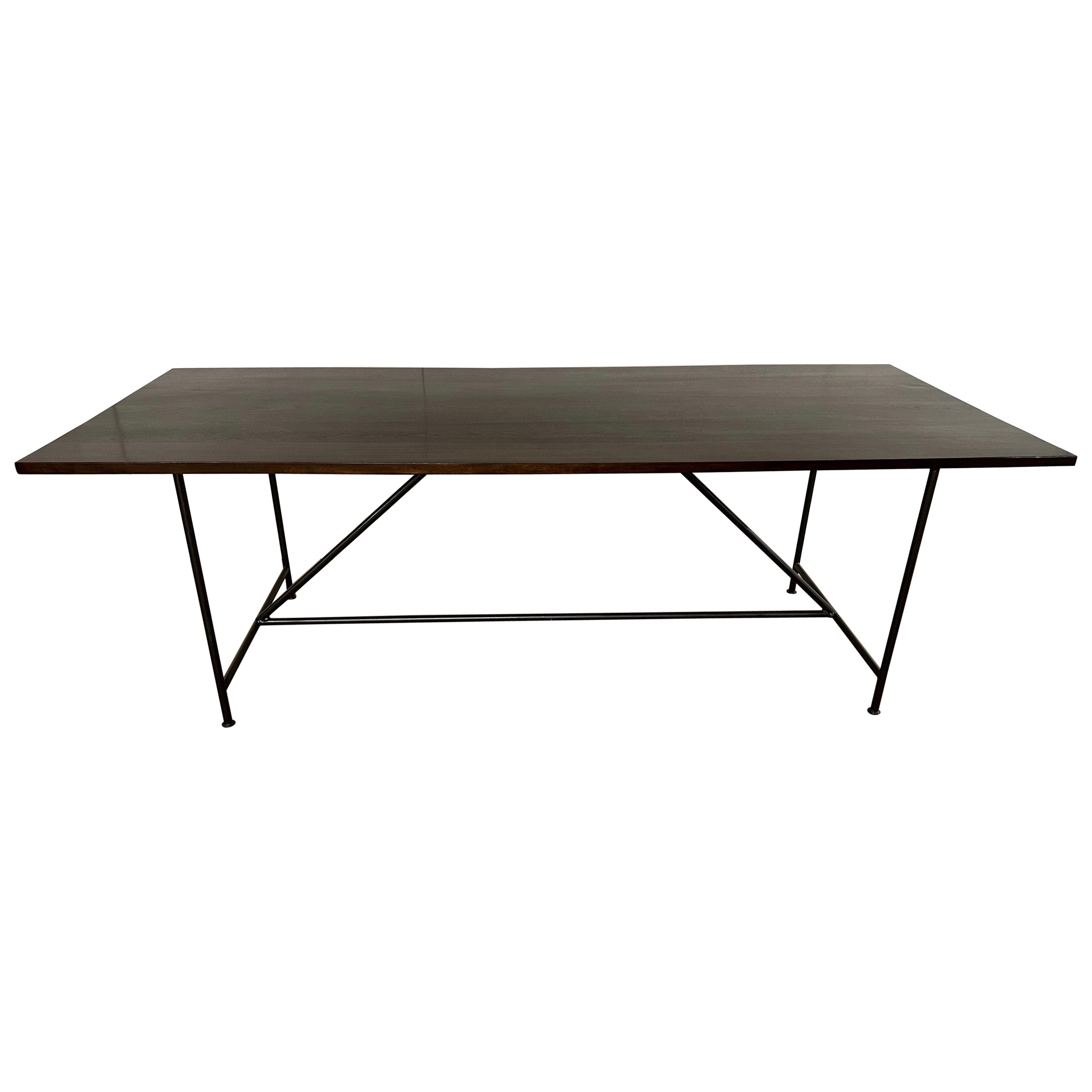 Table de salle à manger rectangulaire à plateau en noyer et base en métal en vente
