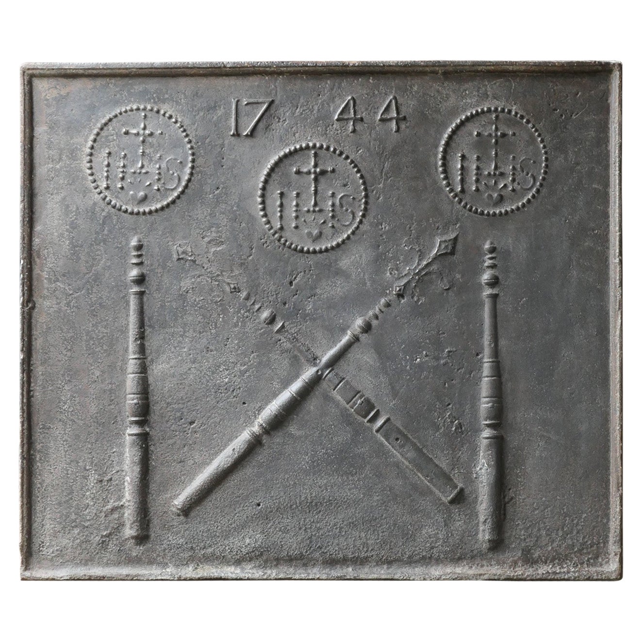 Grande plaque de cheminée du 18ème siècle « Pillars with IHS Monogram » (pillars avec monogramme IHS)