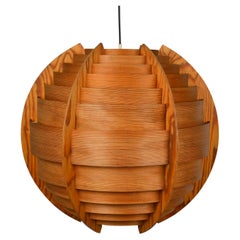 Très grand pendentif globe en bois cintré Hans-Agne Jakobsson pour AB Ellyset