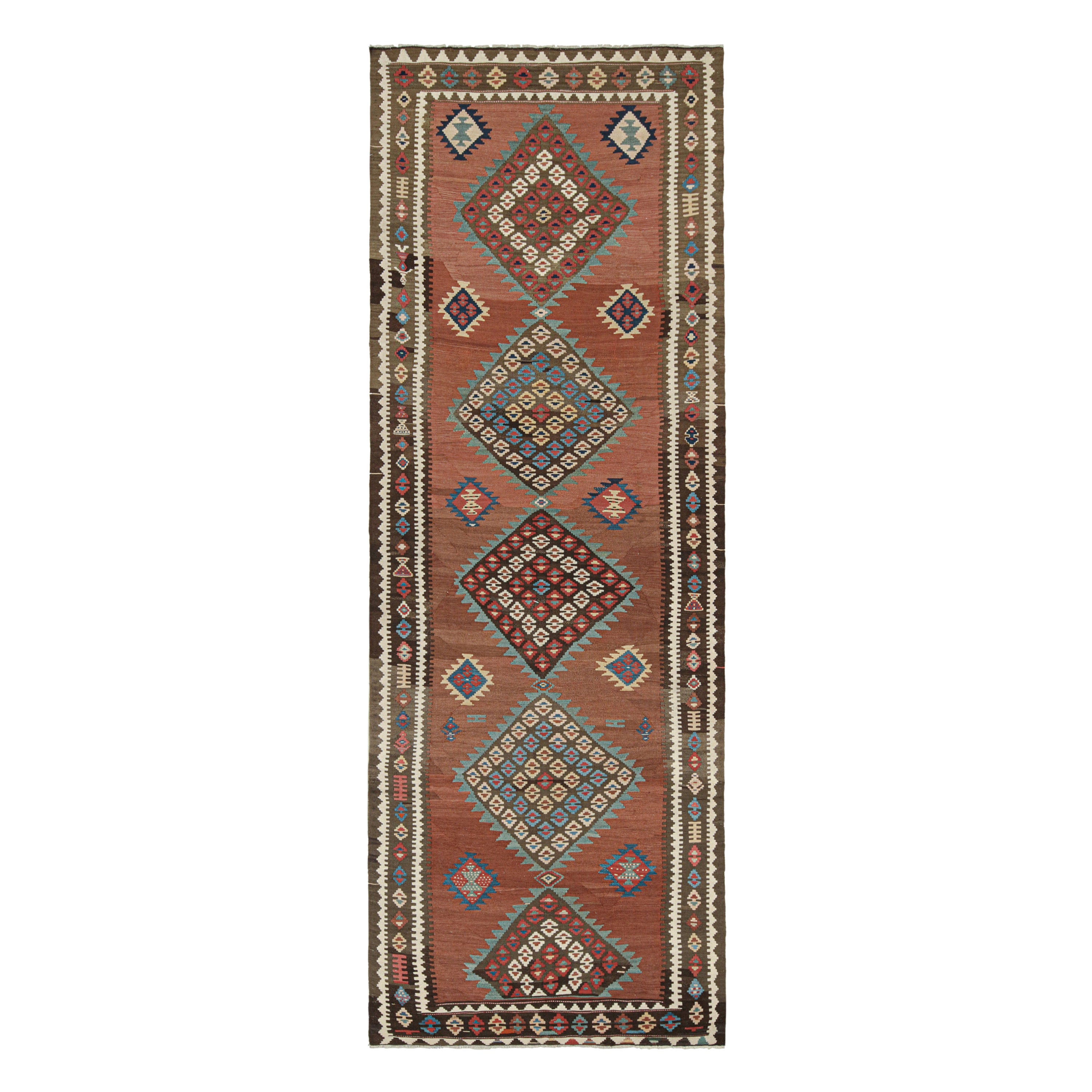 Tapis Kilim persan vintage rouge brique avec motifs de médaillons par Kilim