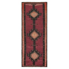 Tapis Kilim persan vintage rouge avec médaillons noirs et roses par Kilim