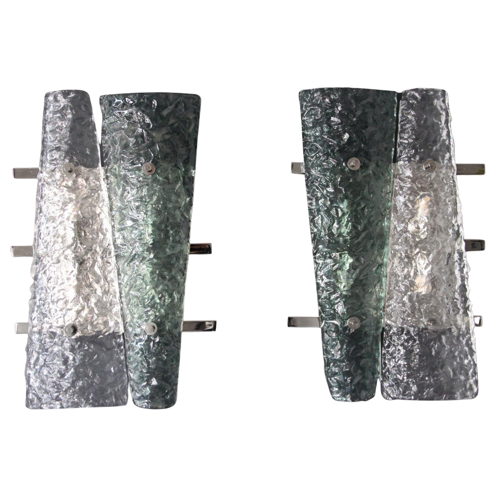 Paire d'appliques en verre de Murano vert émeraude et cristal sur cadre argenté en vente