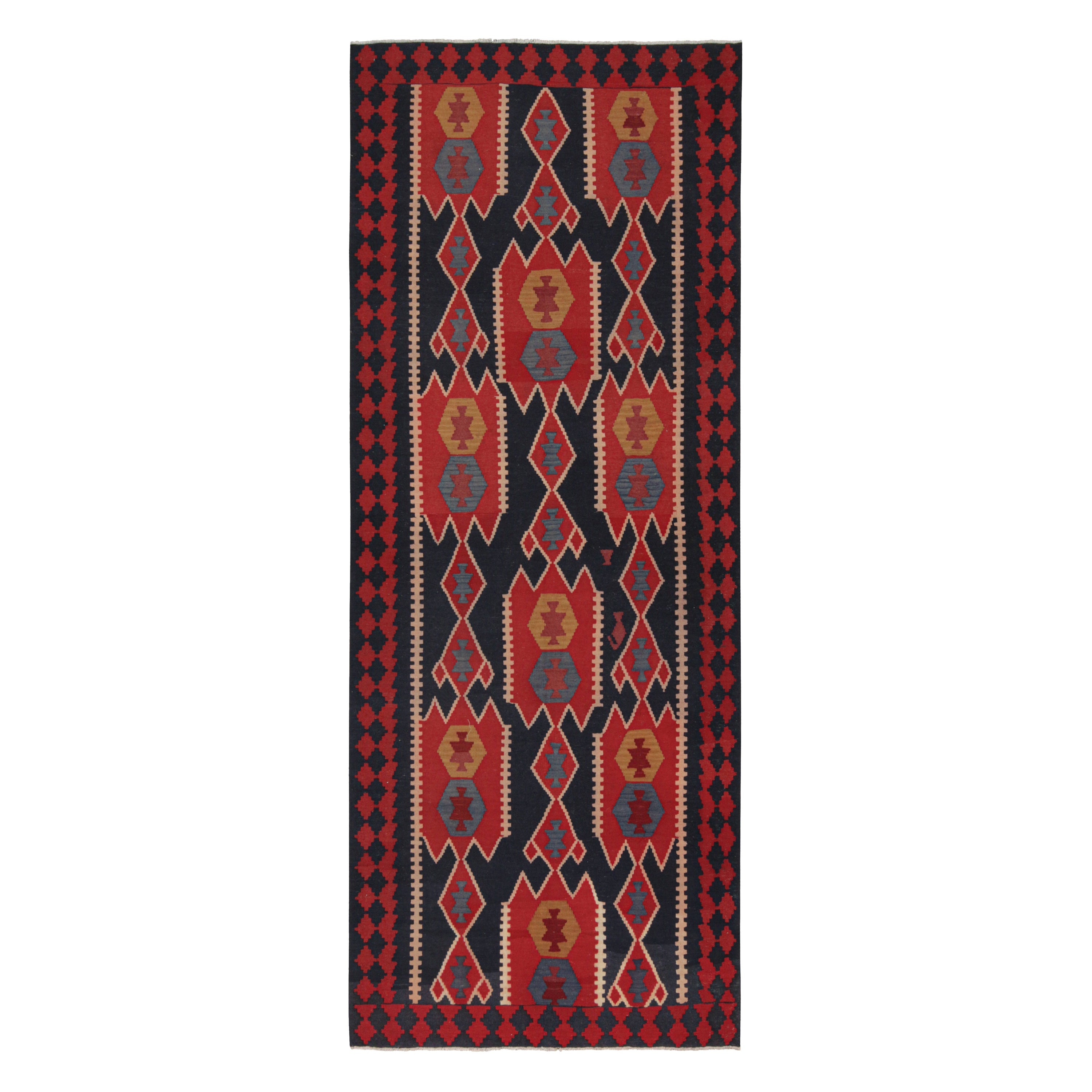 Tapis Kilim persan vintage bleu marine avec motifs géométriques rouges par Rug & Kilim en vente