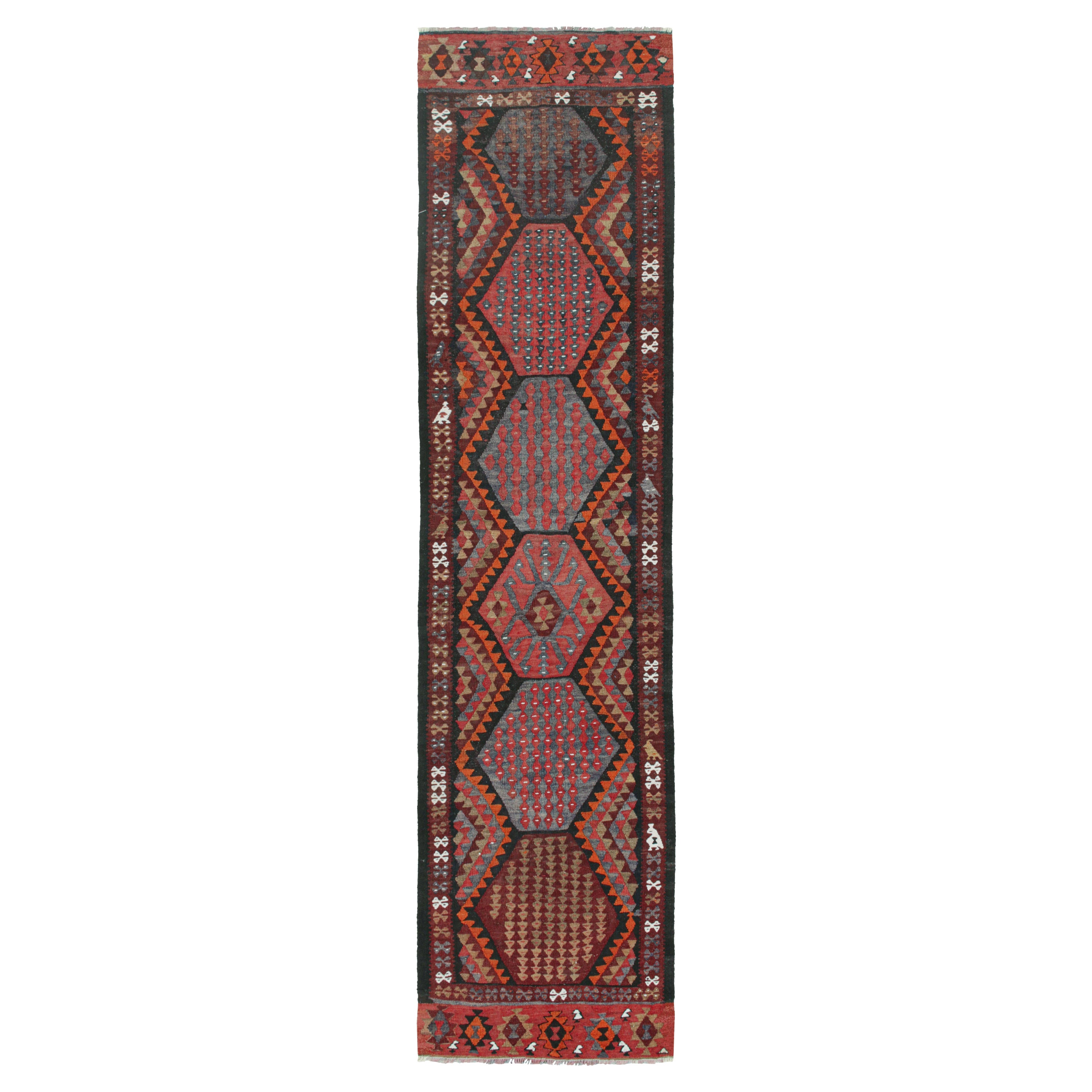 Tapis de couloir Kilim persan Ghazvin vintage à motifs géométriques par Rug & Kilim