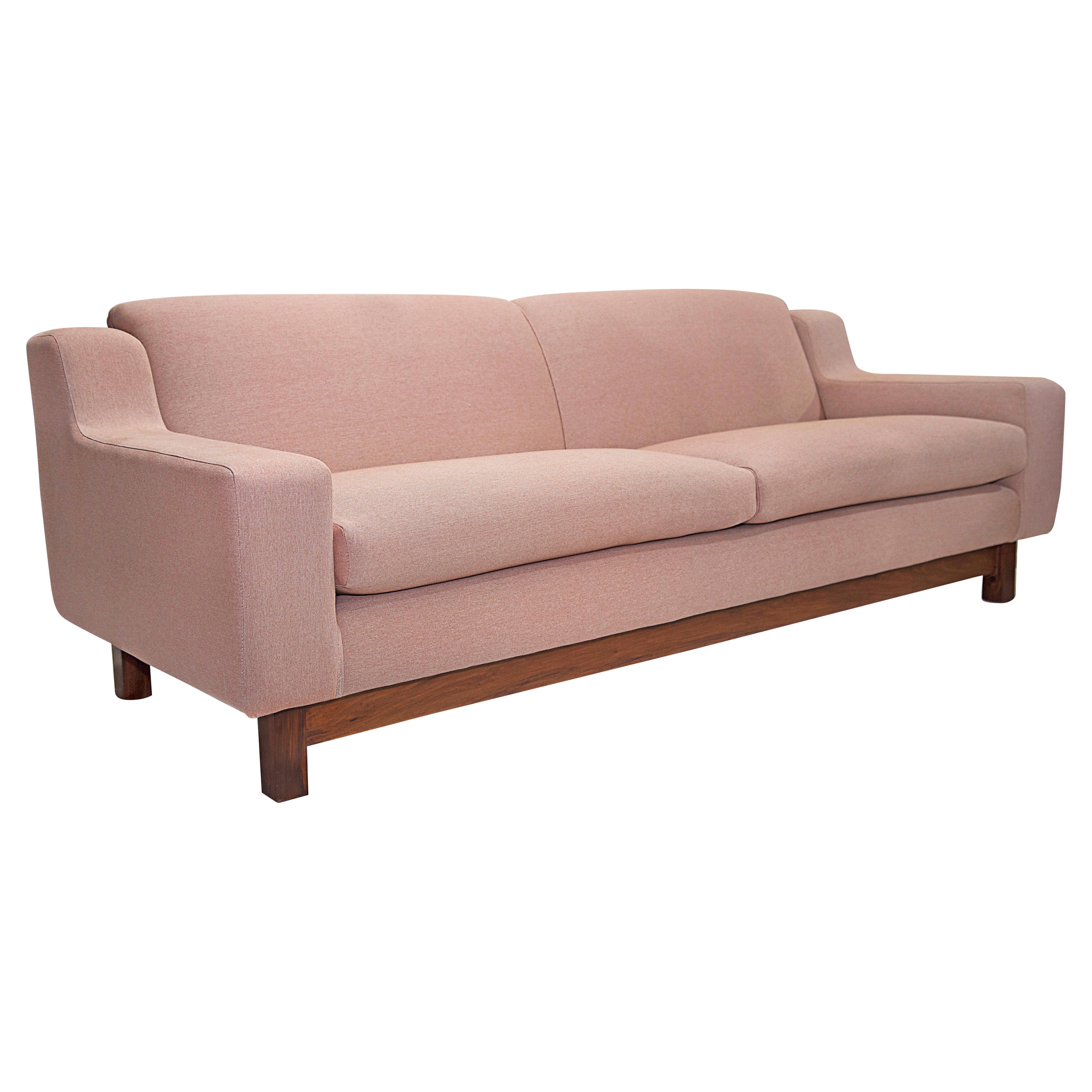 Modernes brasilianisches Sofa aus rosa Leinen und Hartholz, Sergio Rodrigues, 1960  im Angebot