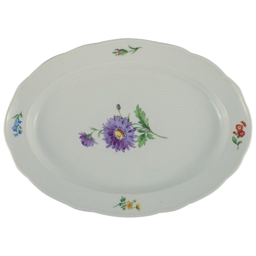Meissen, grand plat de service ovale peint à la main avec des fleurs. Fin du 19ème siècle. en vente