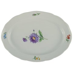 Meissen, grand plat de service ovale peint à la main avec des fleurs. Fin du 19ème siècle.