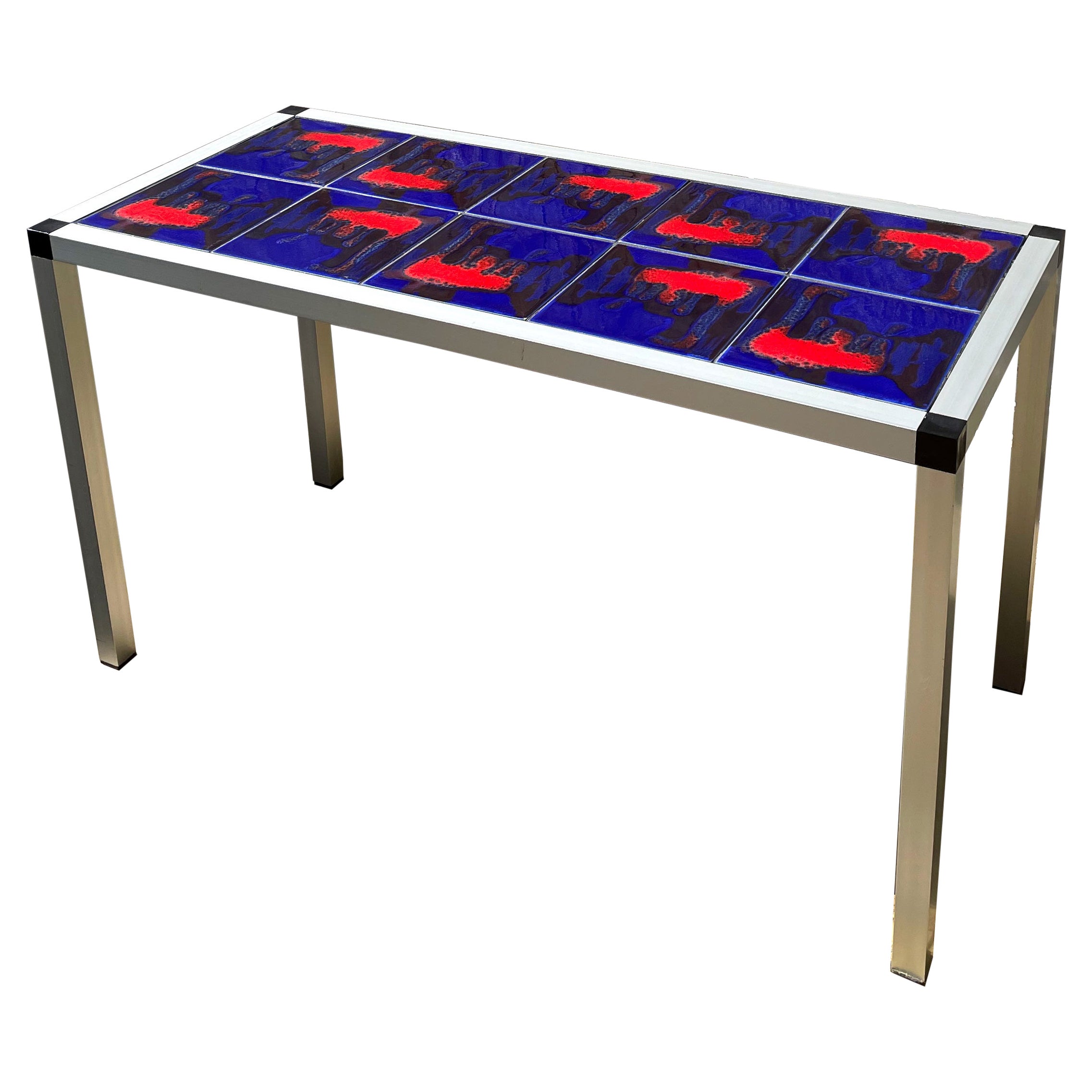 Table basse à pied chromé des années 1980, bleu cobalt, corail, carreaux noirs en vente