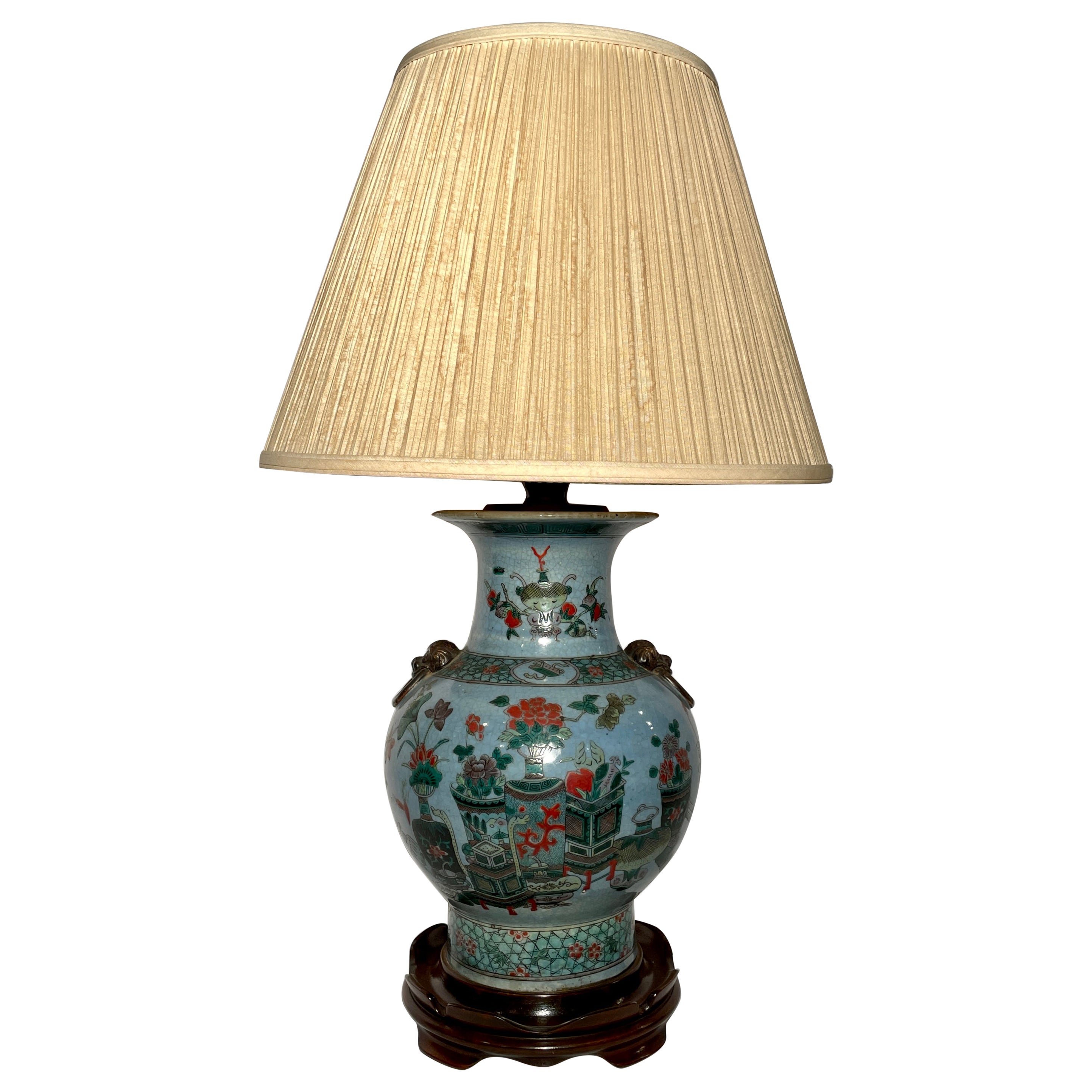 Vase chinois ancien converti en lampe sur socle en acajou fait sur mesure en vente