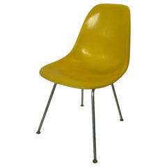 Chaise de salle à manger Eames en fibre de verre jaune brillant de Herman Miller