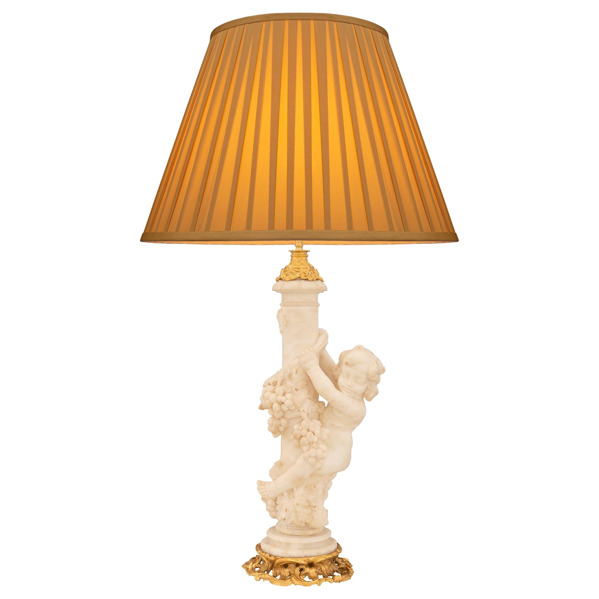 Lampe française du 19ème siècle de style Louis XV en bronze doré et albâtre en vente