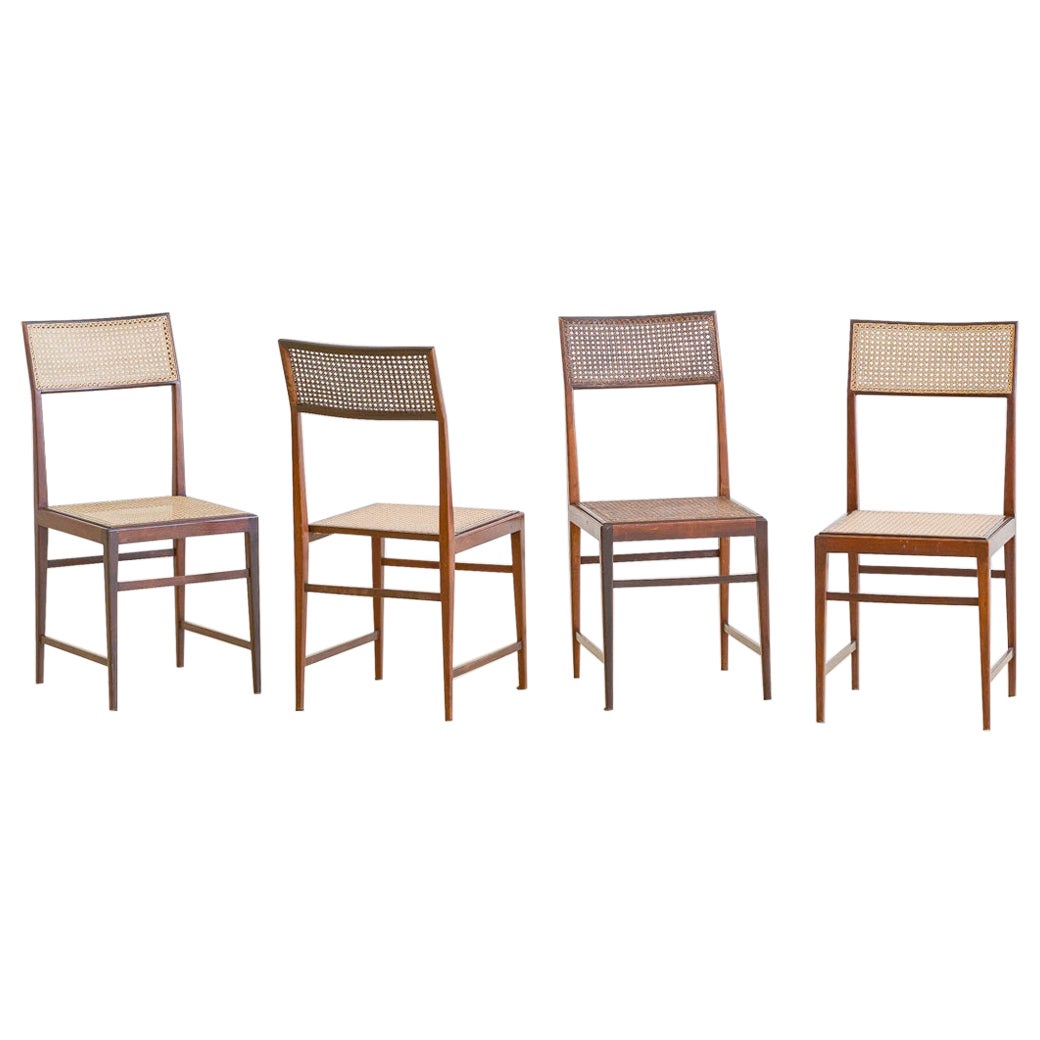 Ensemble de quatre chaises de salle à manger par Joaquim Tenreiro, bois de rose et rotin, vers 1960
