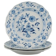 Meissen, un ensemble de trois assiettes à dîner en forme d'oignon bleu. Environ 1900